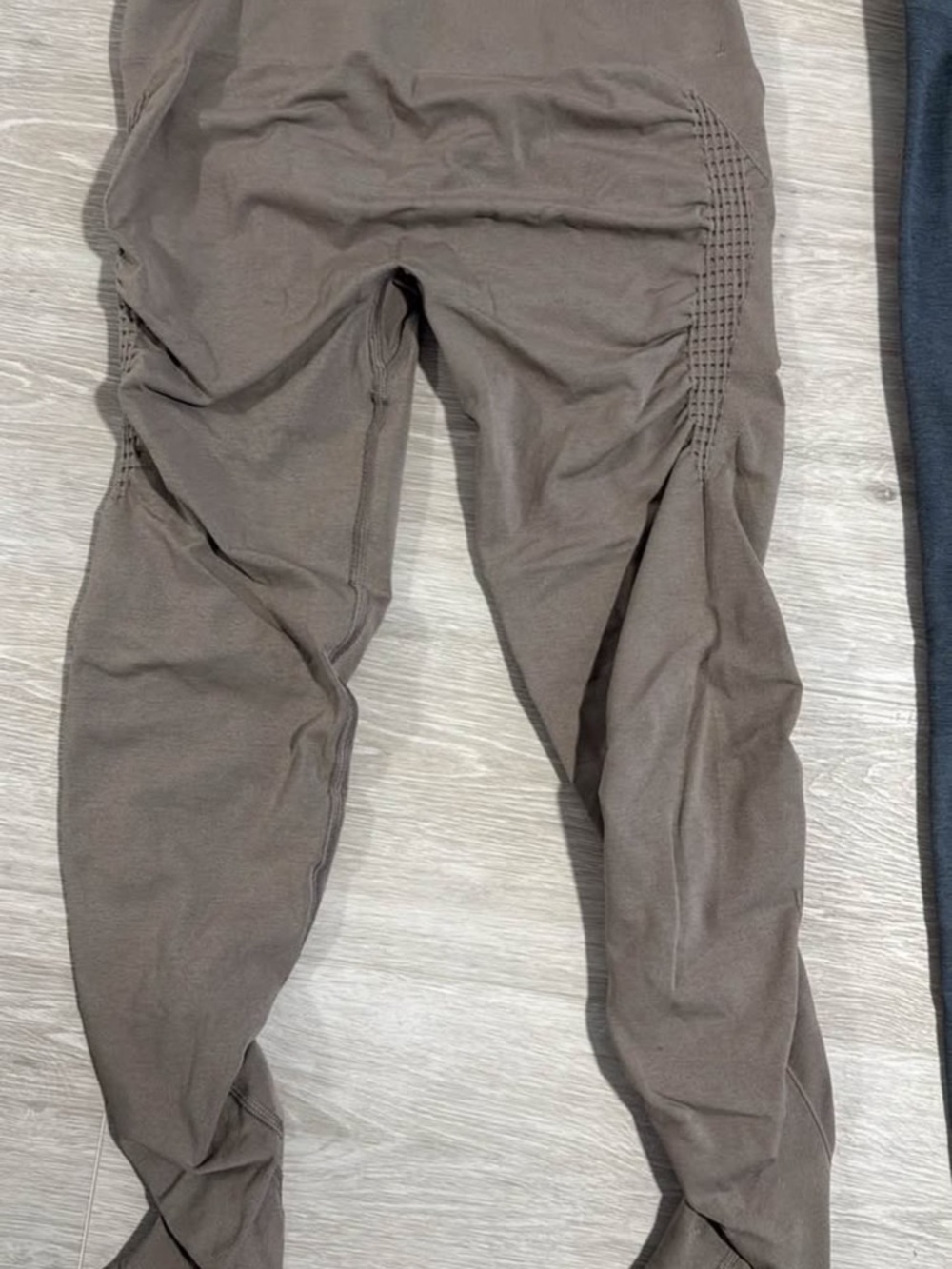 Alphalete Taupe High-Waist Scrunch Leggings - Large